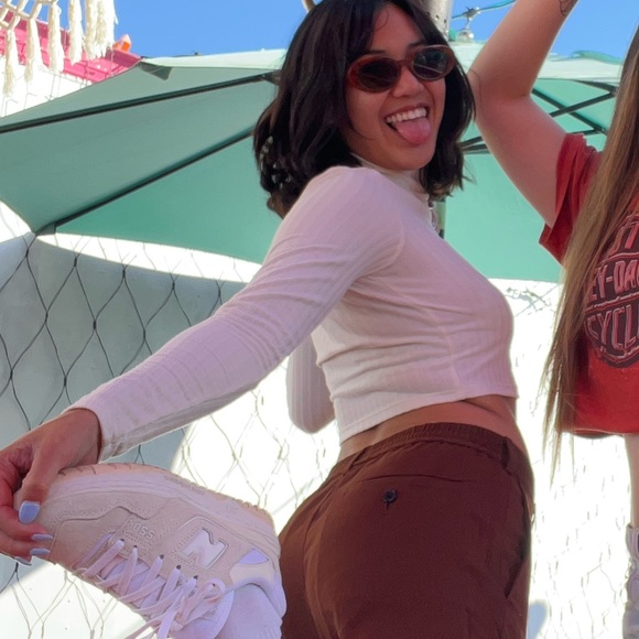 Meet your Posher, Ariana - Picture 3 of 3